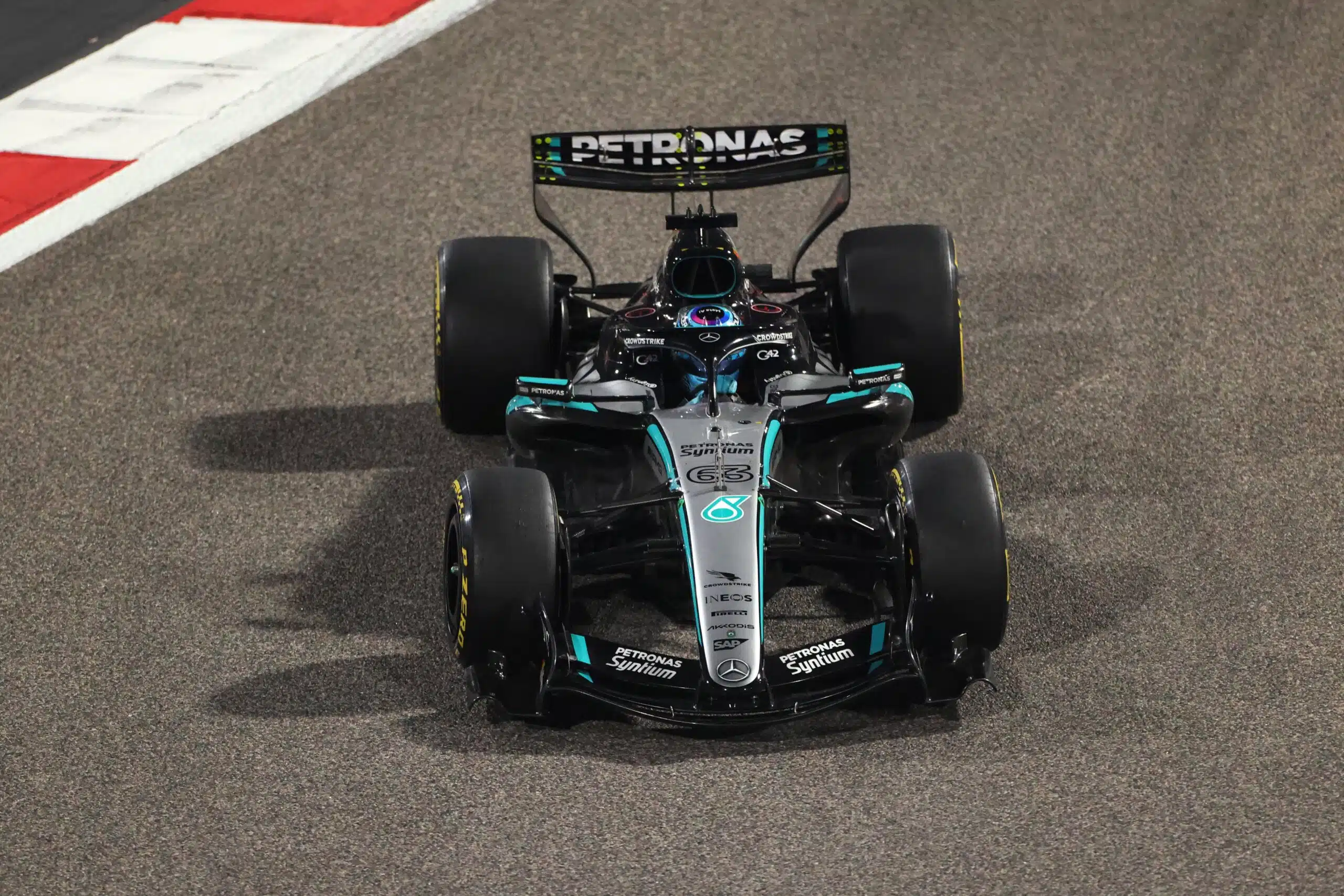 Mercedes en tête, Ferrari dans le doute : le bilan de la première journée à Sakhir HBczKQSWEAAFka2