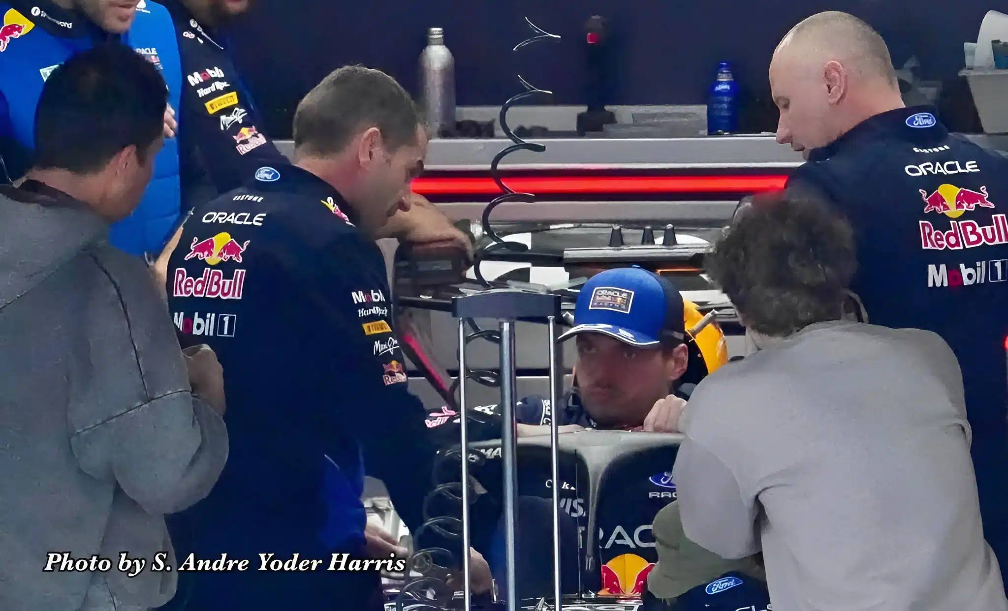Verstappen dans spn cockpit à suzuka 2026. Photo prise par nos soins