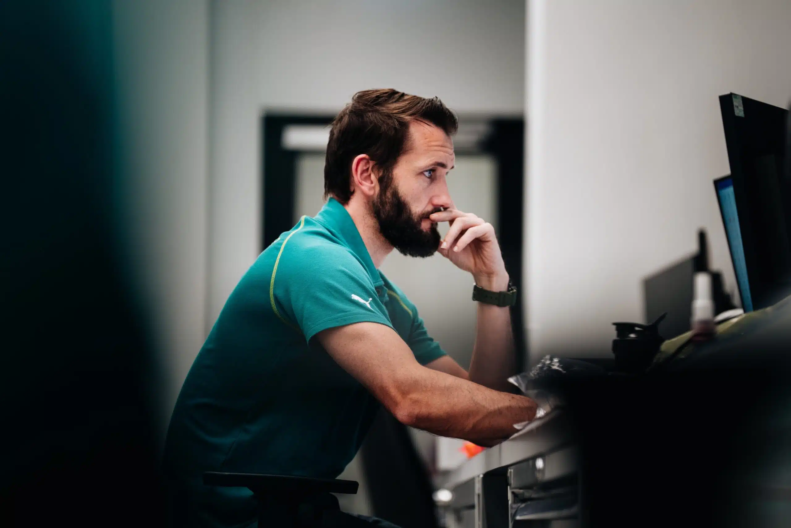 Moteur défaillant, carburant menacé… la crise totale d'Aston Martin HCQ6SphWgAAZzPd