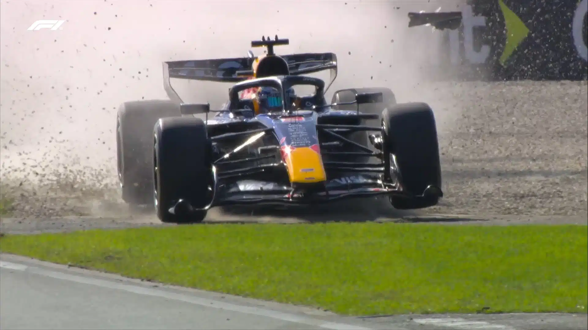 Verstappen abime sa RB22 lors d'une sortie de piste en FP2 HCtJi08WEAAF2Dp