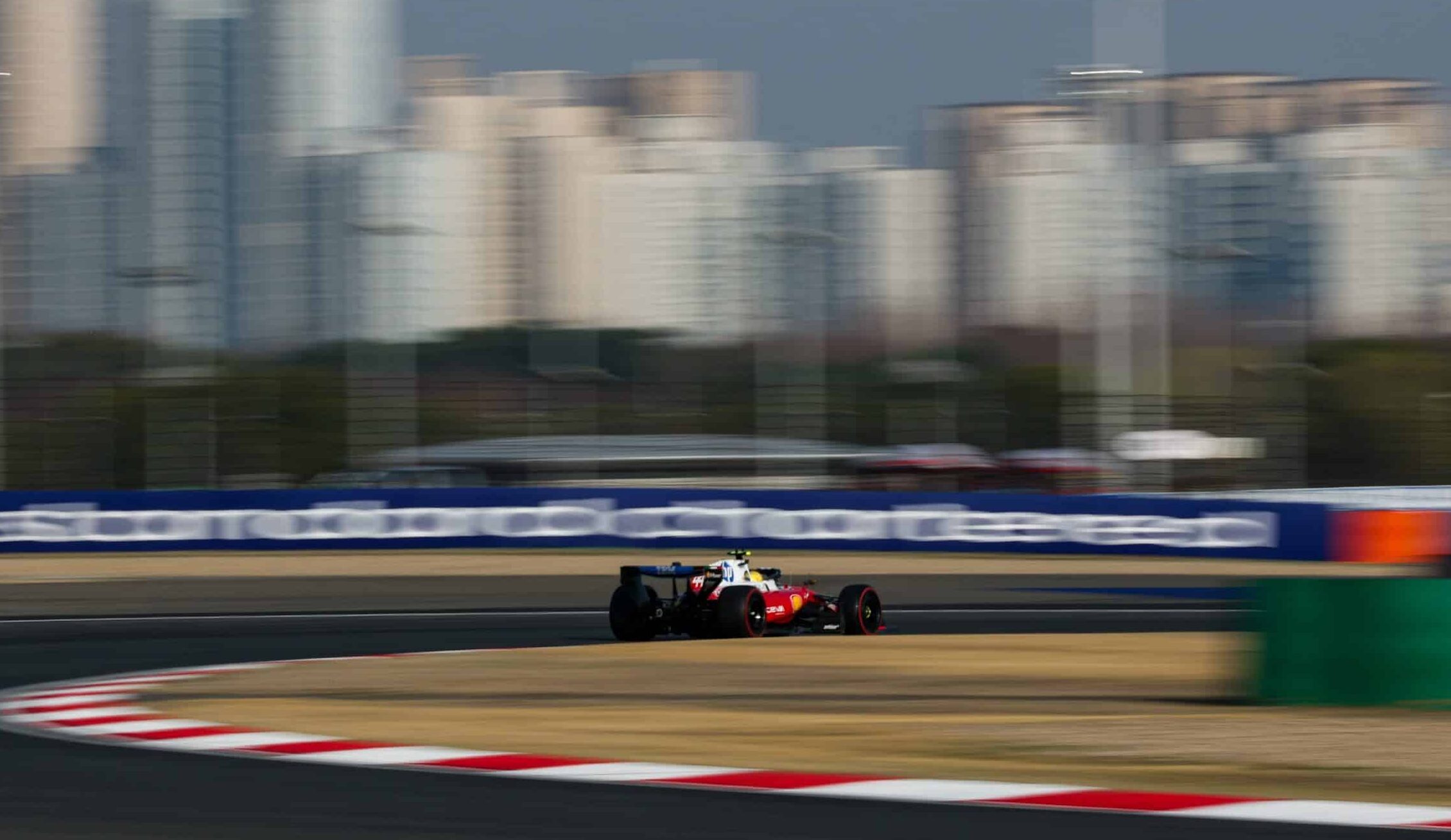 Ferrari en détresse face à la vitesse de pointe de Mercedes HDSYPAvXYAAME-C