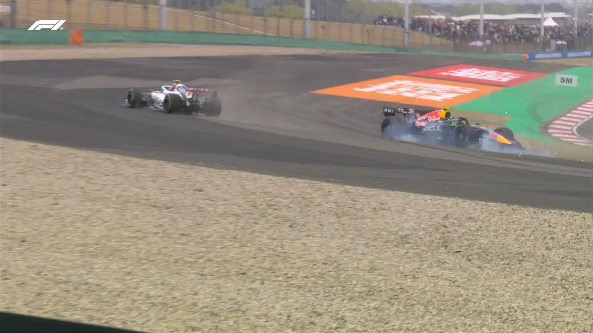 Bearman raconte comment il a failli "tuer" Hadjar en Chine HDbxdHDWEAAnTYT