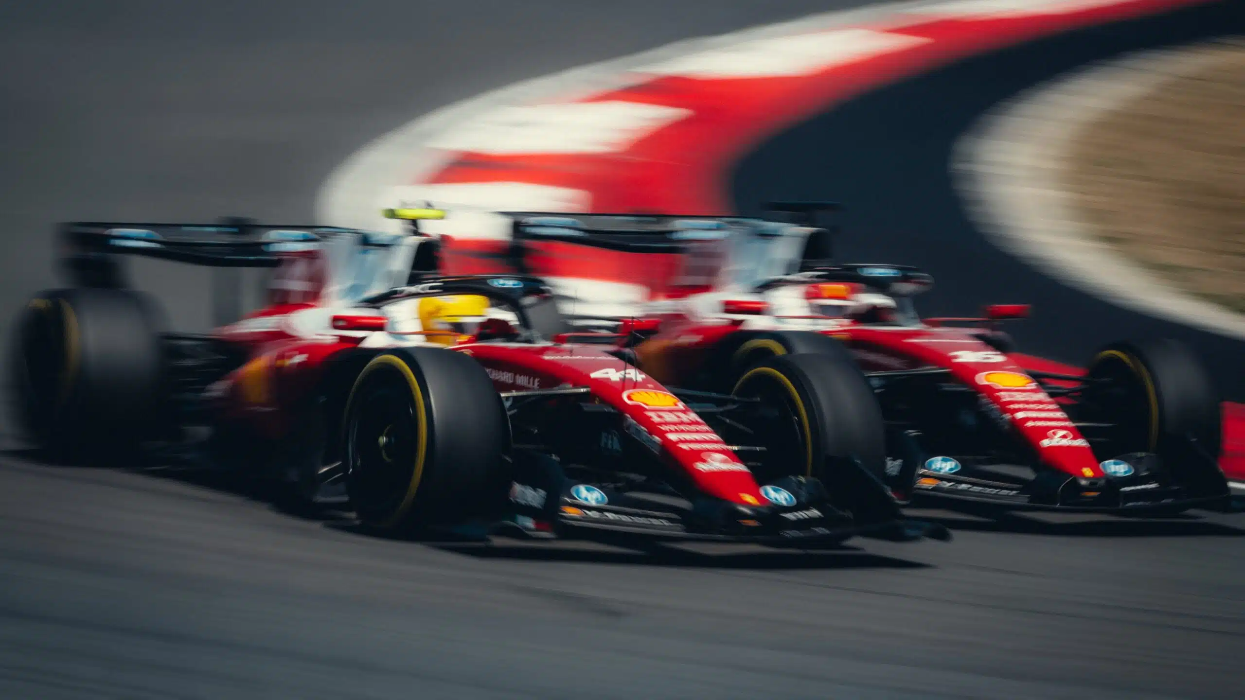 Leclerc et Hamiton au coude à coude