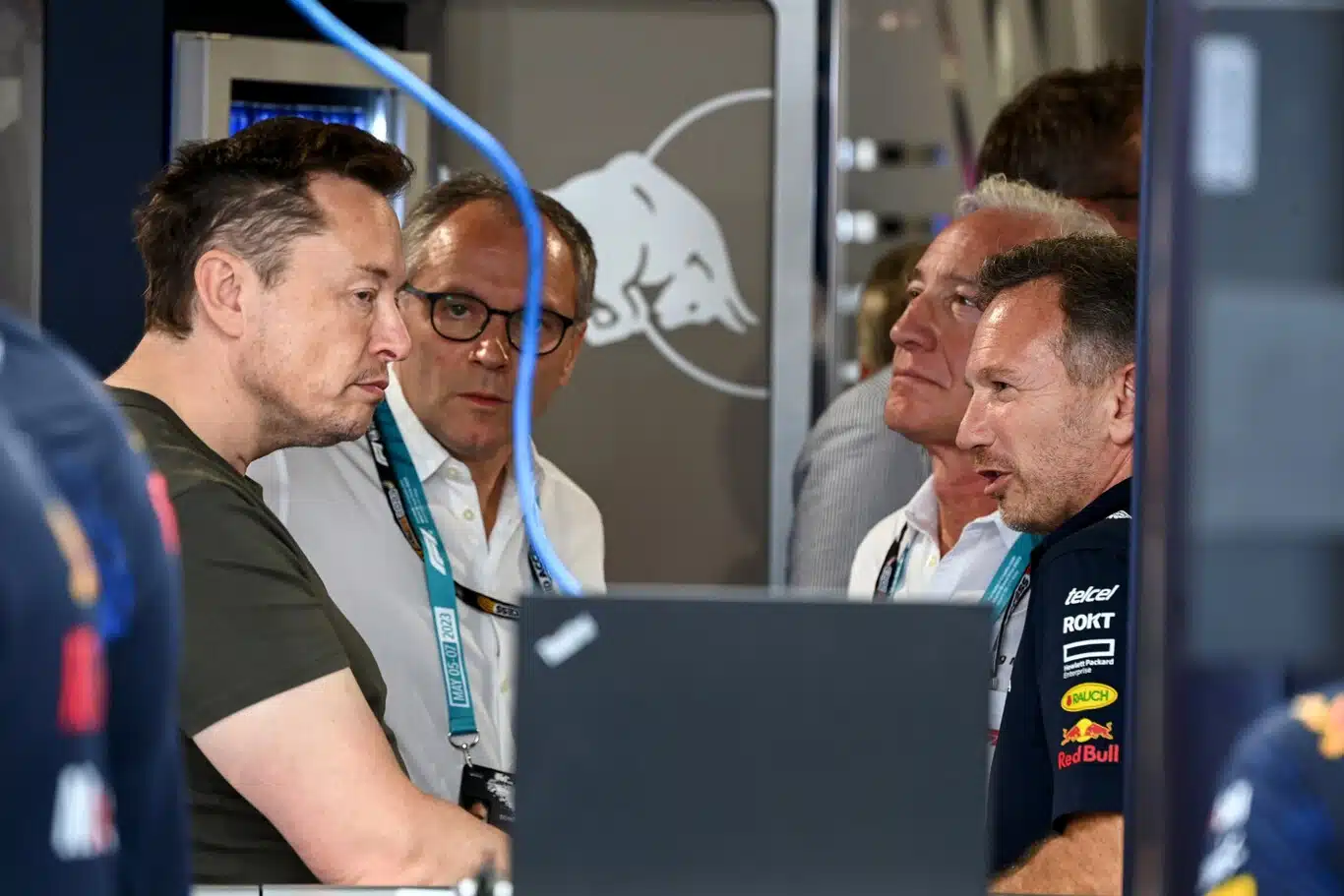 poisson d'avril avec elon musk et christian horner qui rachète renault viry-chatillon pour un projet en f1