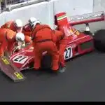 Monaco tourne mal pour Alesi : crash, nuit blanche… puis forfait 1777139006126-jean-alesi-assiste-par-les-commissaires-de-piste-apres-son-accident-avec-la-ferr (2)