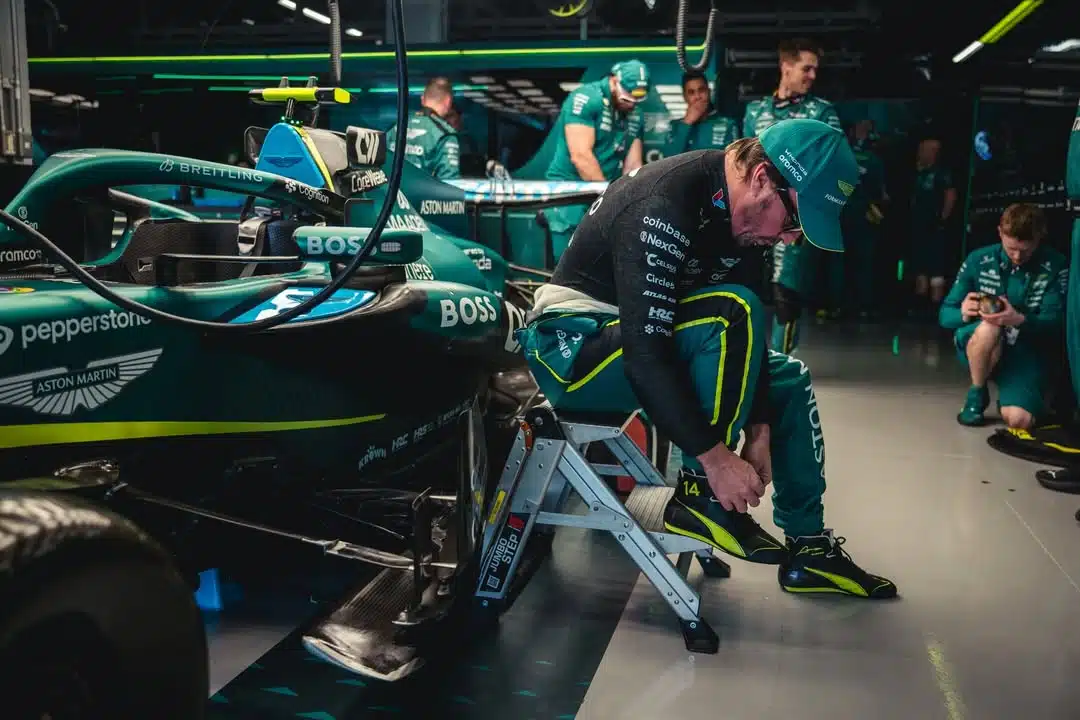 Alonso et aston martin au japon