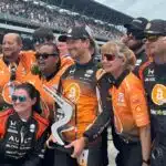 Grosjean rafle un trophée lors des 500 miles d'Indianapolis hq720 (5) (1)
